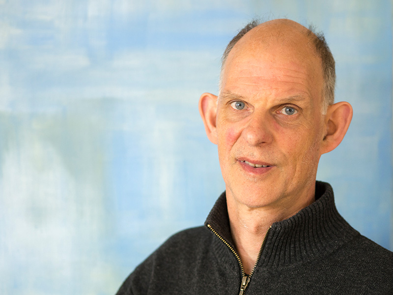 Portretfoto Han Sinke, met olieverfschilderij